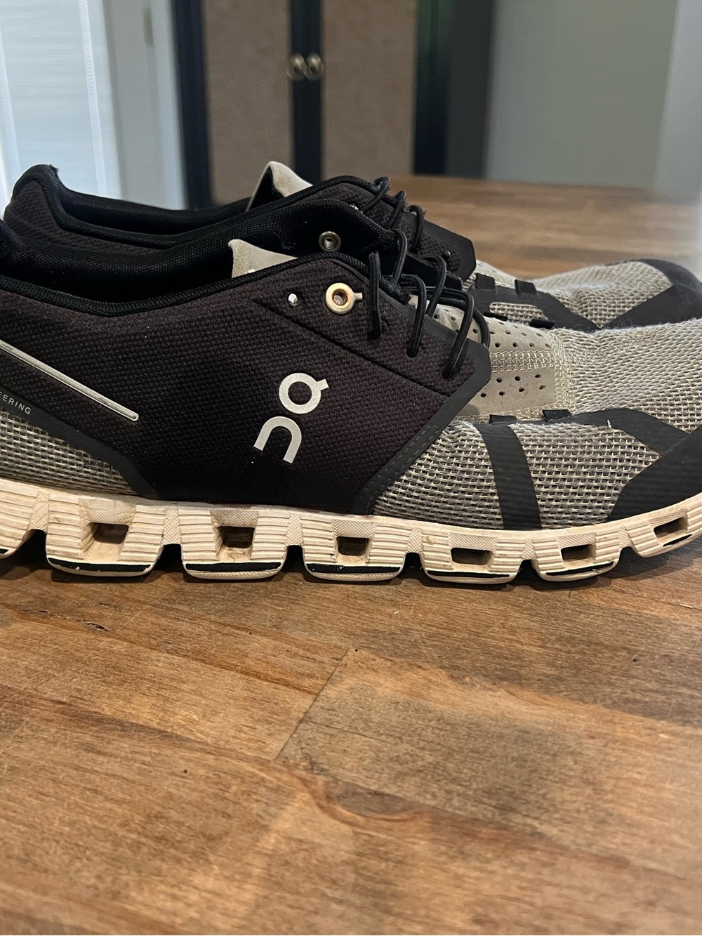 On Running Men’s Athletic Sneakers in Black and Gray size 11.5